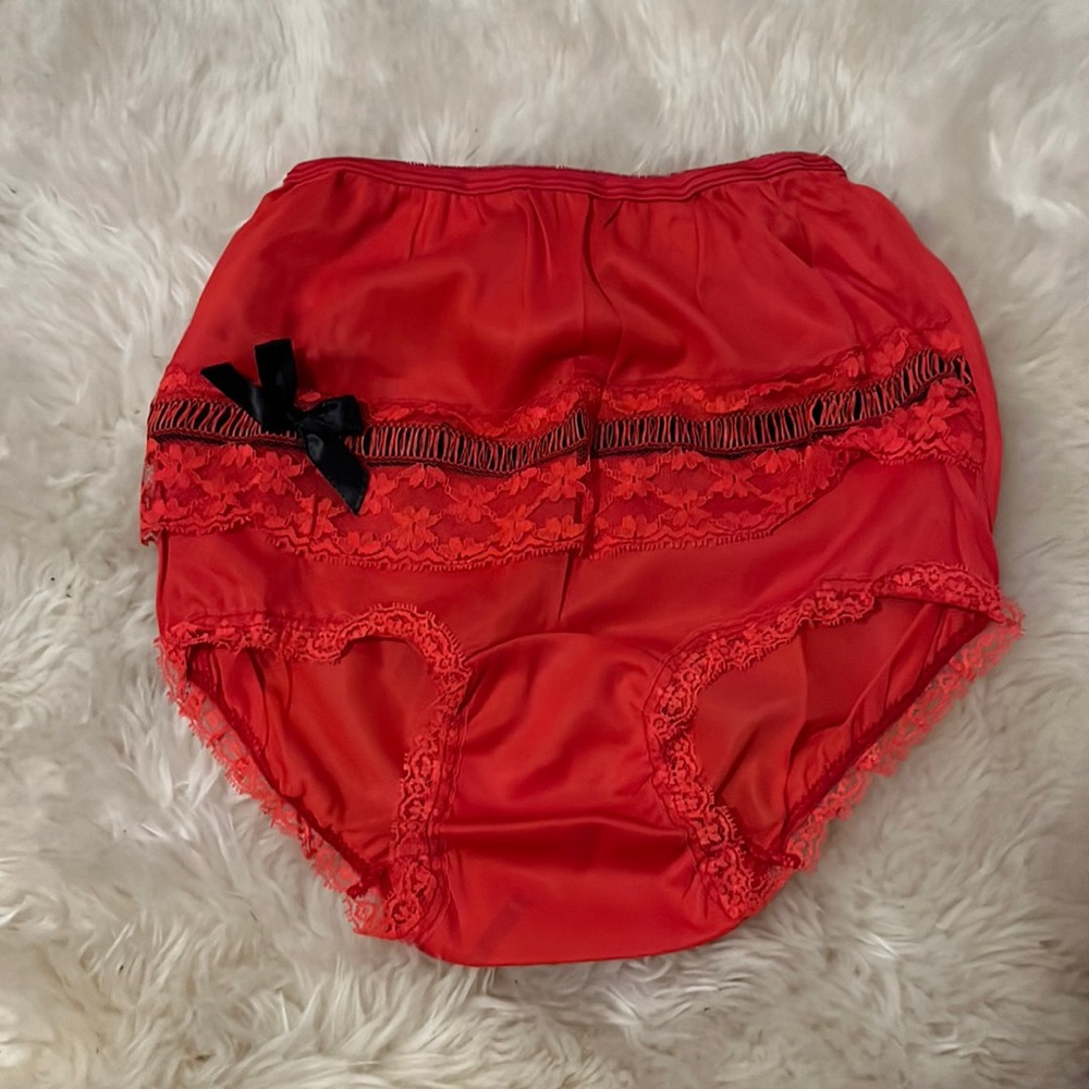 1950’s lipstick red panty